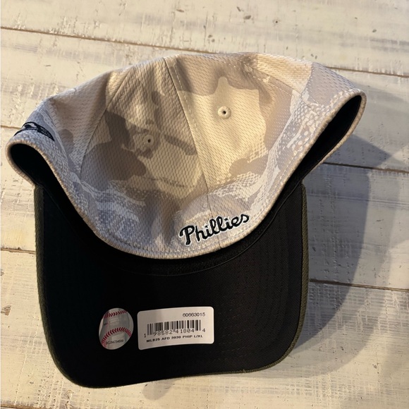 New Era 39THIRTY Camo Philadelphia Phillies Cap with Flag Patch - Picture 3 of 5